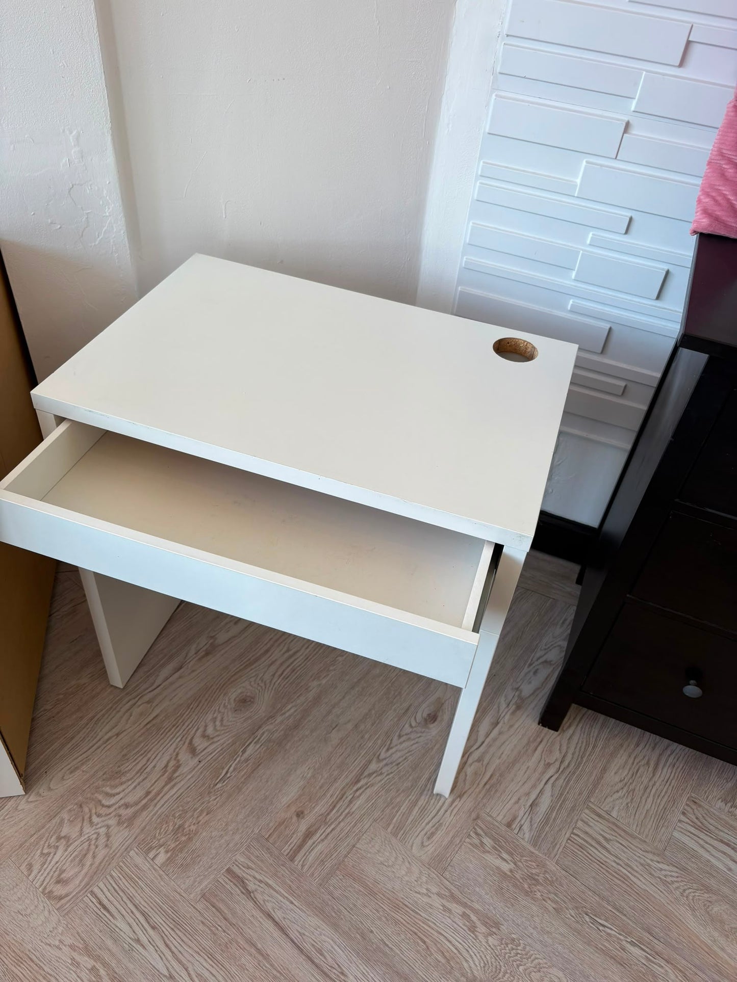 Ikea Micke White Desk #