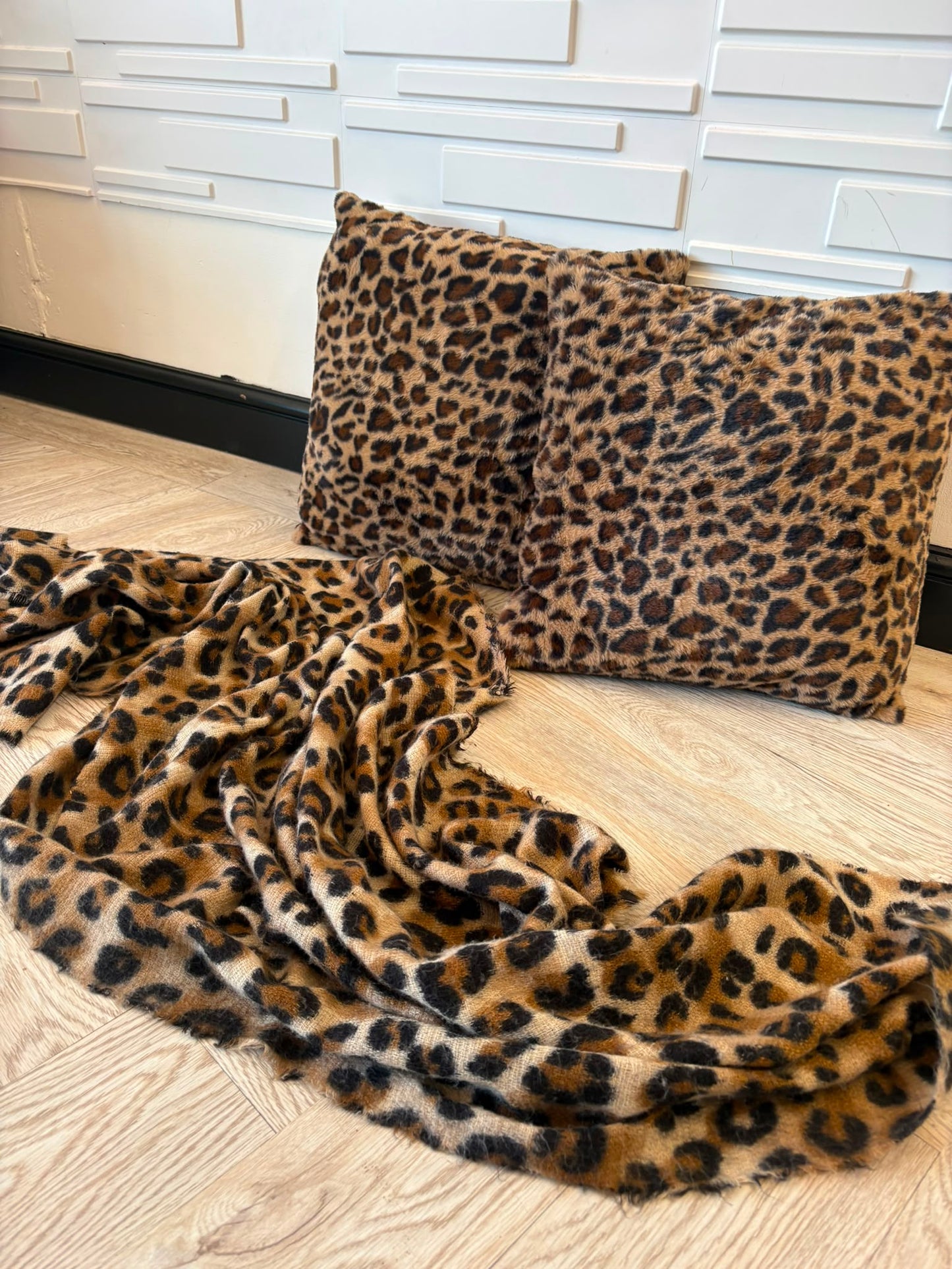2 Large Faux Leopard Fur Cushions & Zara Throw/Scarf Bundle 50cm by 50cm