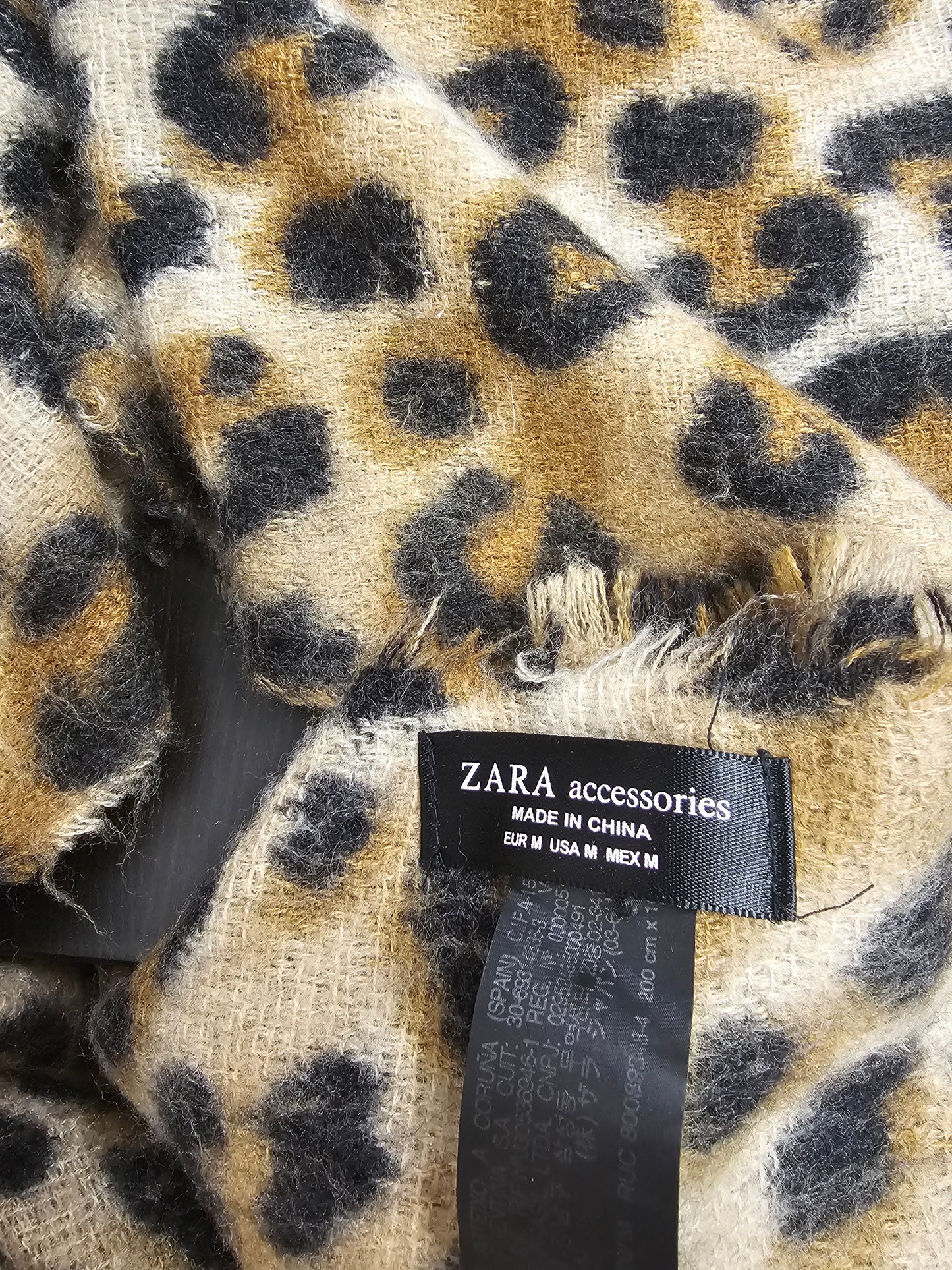 2 Large Faux Leopard Fur Cushions & Zara Throw/Scarf Bundle 50cm by 50cm