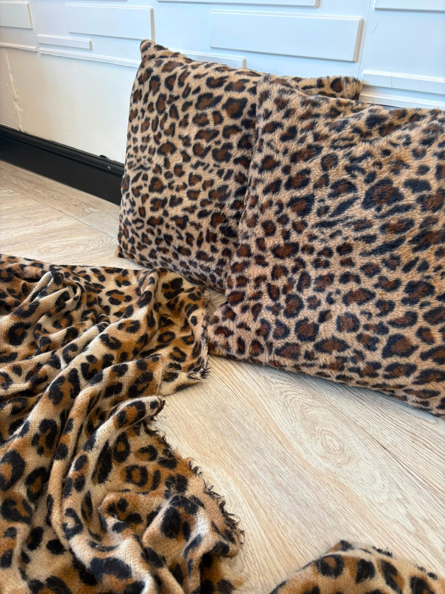2 Large Faux Leopard Fur Cushions & Zara Throw/Scarf Bundle 50cm by 50cm