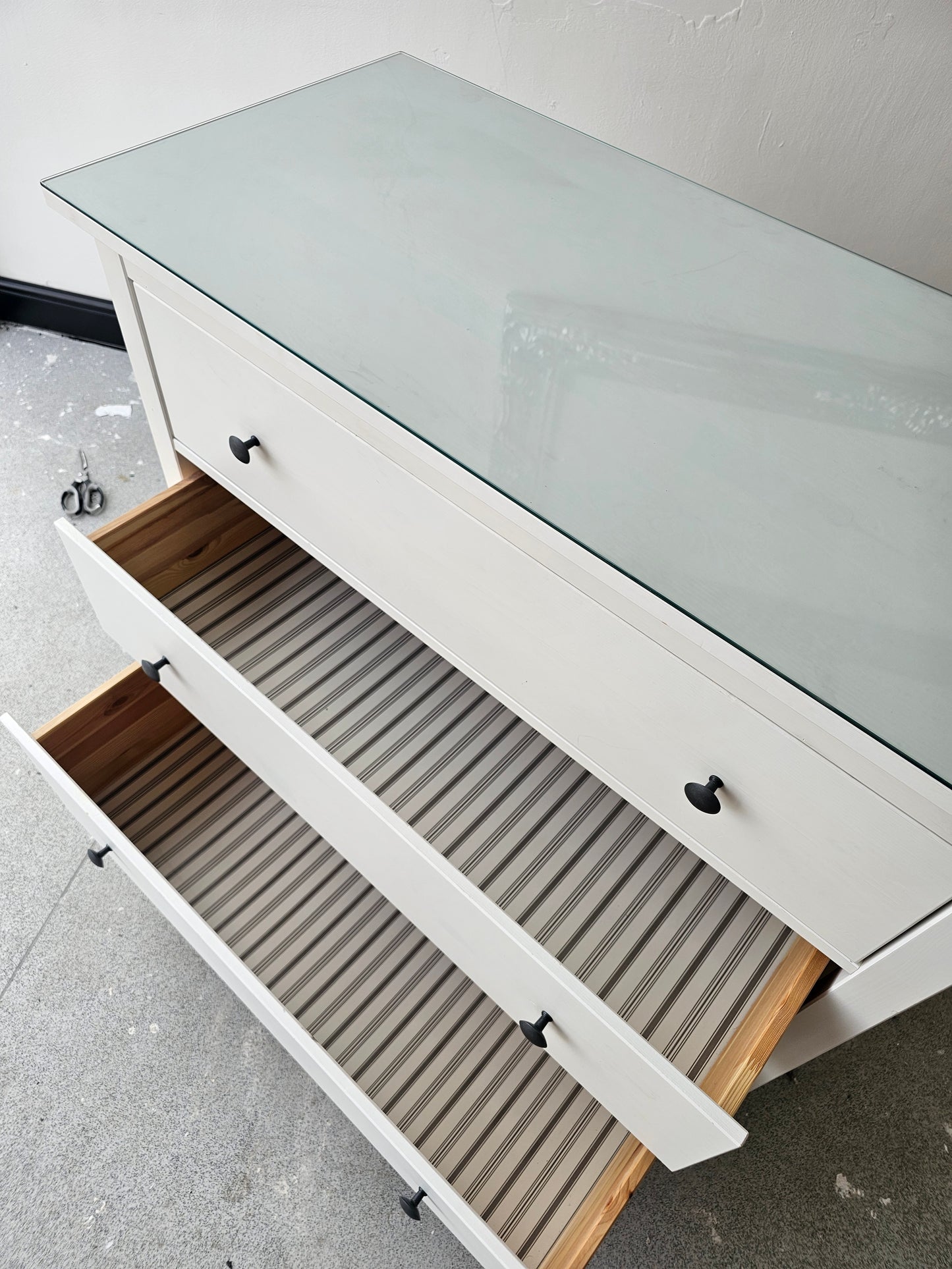 Ikea Hemnes White Stain 3 Drawer Chest with Glass Top (Excellent condition) T